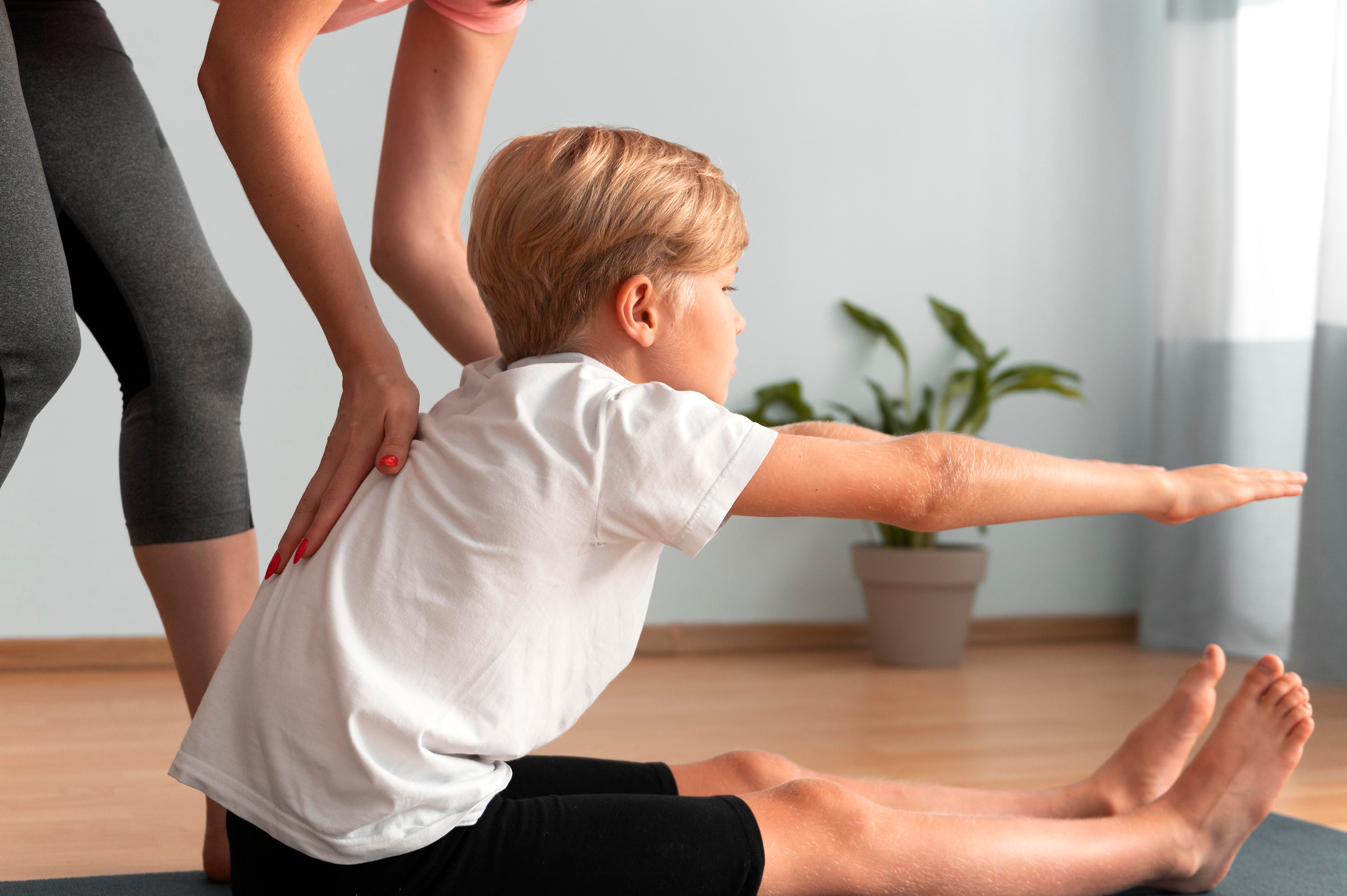 Dijete na individualnoj medicinskoj gimnastici